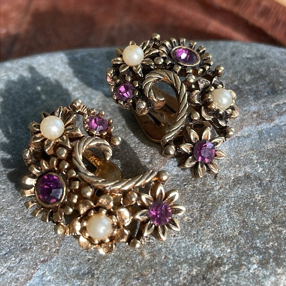 Vintage Lisner Clip Earrings purple and pearl (E26)